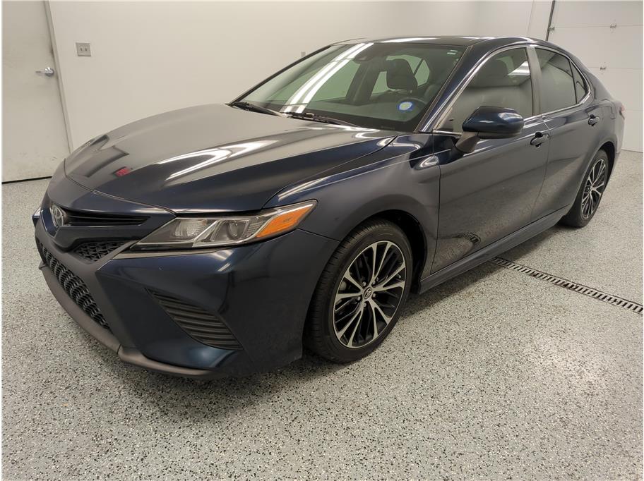 2019 Toyota Camry SE photo 3