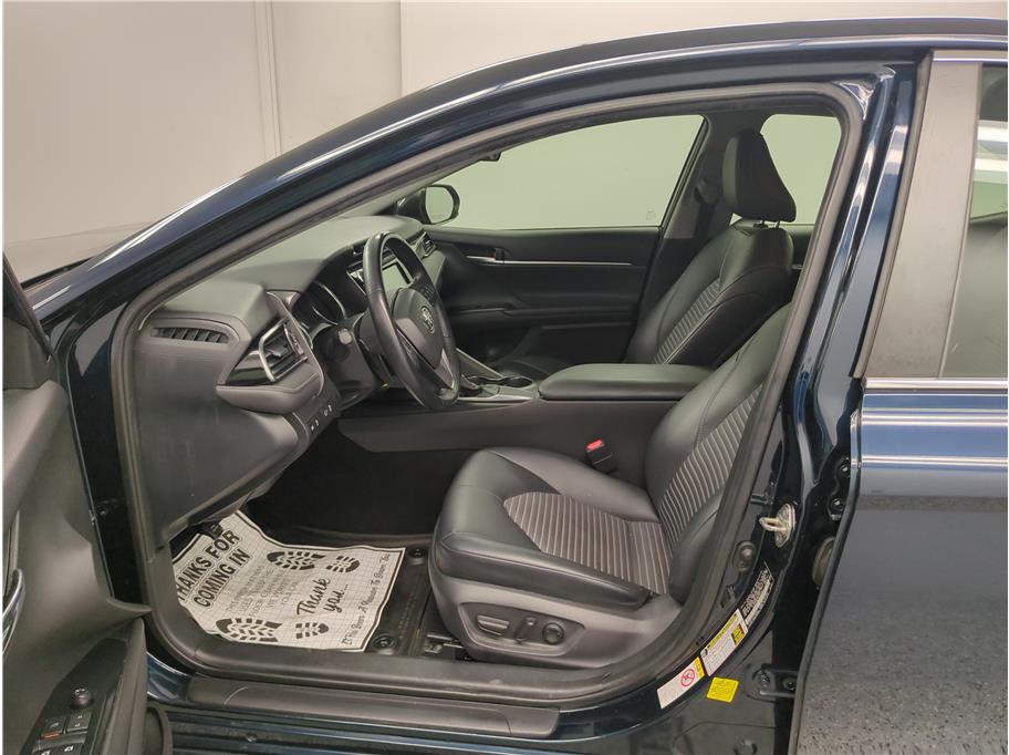 2019 Toyota Camry SE photo 4
