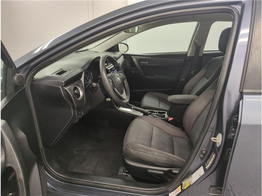 2017 Toyota Corolla LE photo 4