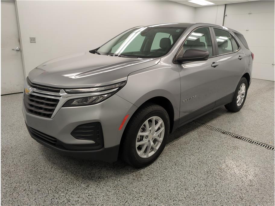 2023 Chevrolet Equinox LS photo 3