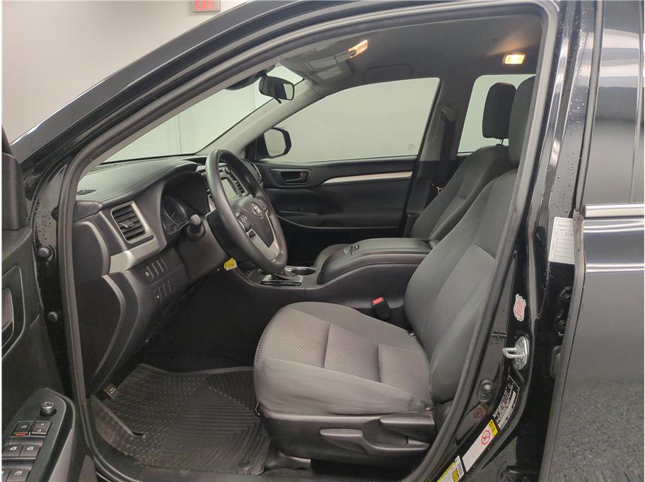 2018 Toyota Highlander LE photo 4