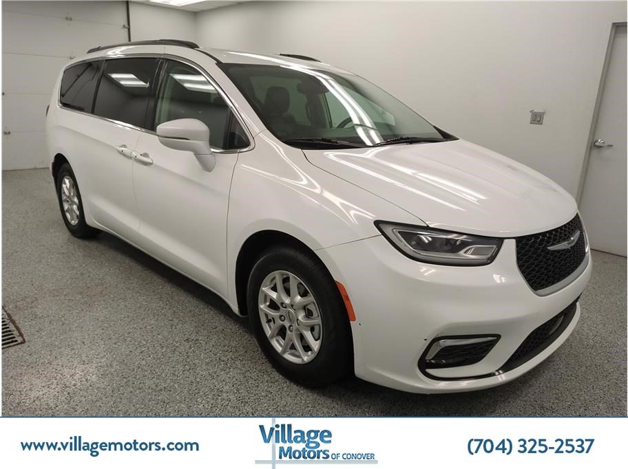 2022 Chrysler Pacifica Touring L's photo