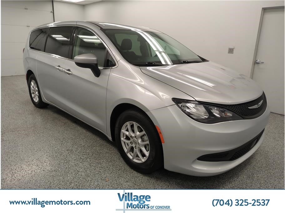 2022 Chrysler Voyager LX's photo