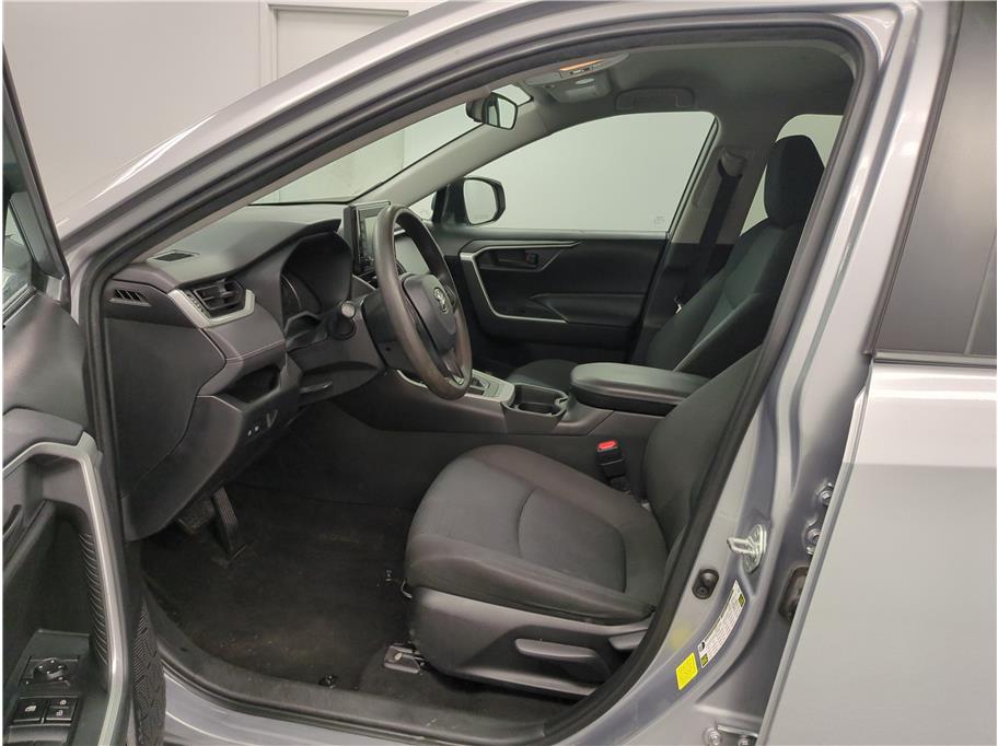 2021 Toyota RAV4 LE - Photo 4