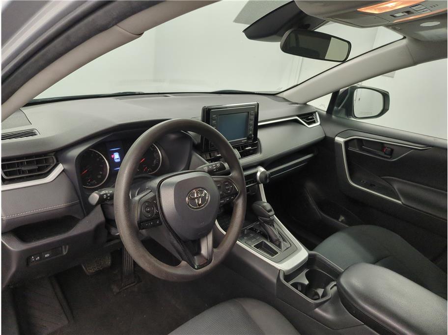 2021 Toyota RAV4 LE - Photo 5