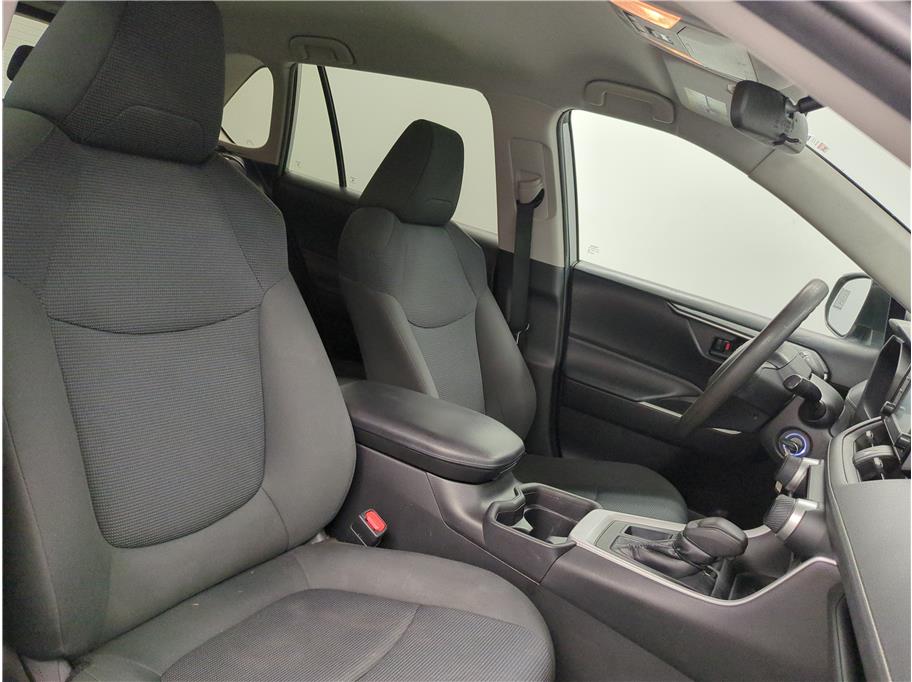 2021 Toyota RAV4 LE - Photo 15