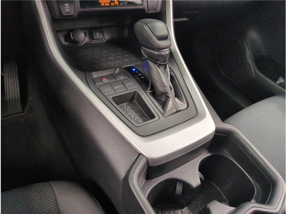 2021 Toyota RAV4 LE - Photo 16
