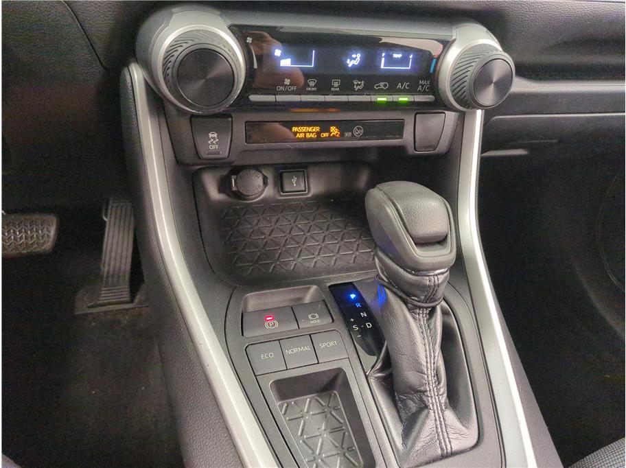 2021 Toyota RAV4 LE - Photo 19