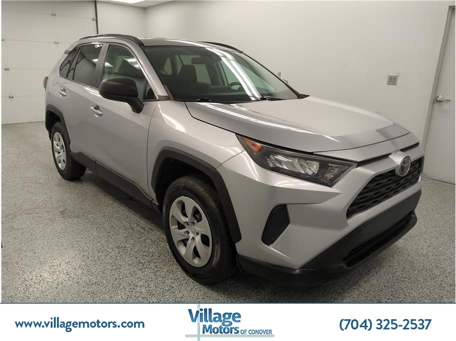 2021 Toyota RAV4 LE FWD's photo