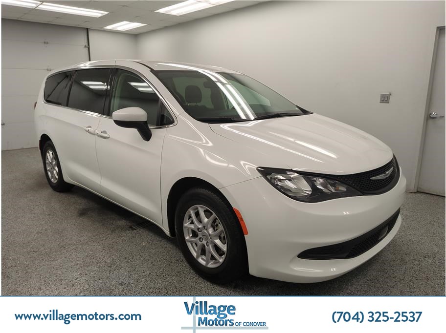 2023 Chrysler Voyager LX's photo