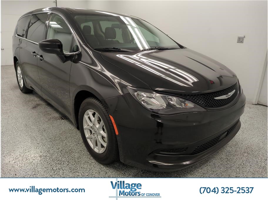 2022 Chrysler Voyager LX's photo