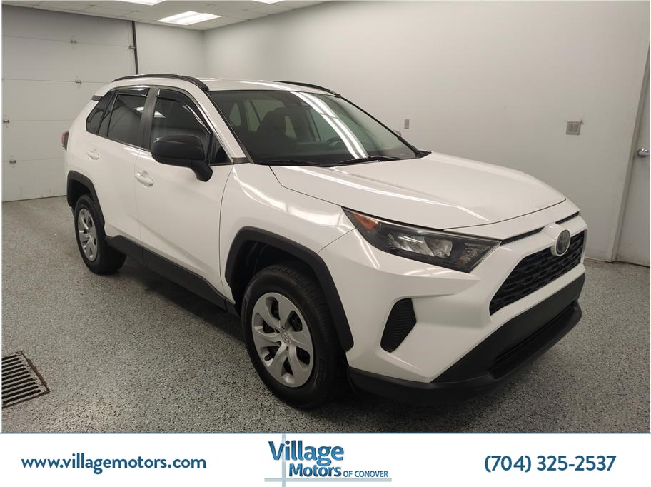 2019 Toyota RAV4 LE FWD's photo