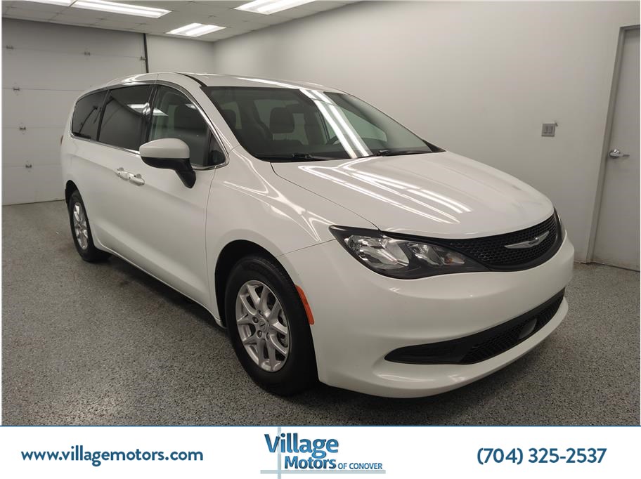 2022 Chrysler Voyager LX's photo