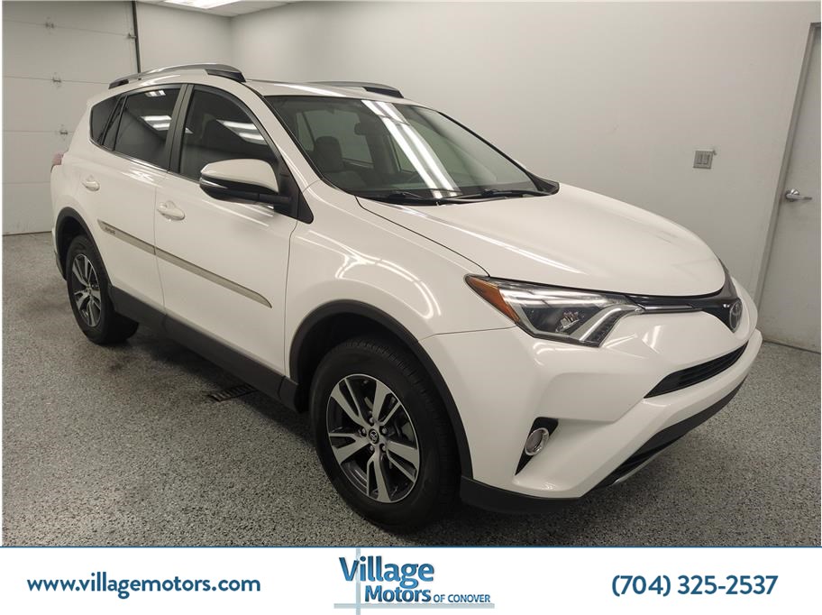 2017 Toyota RAV4 XLE's photo