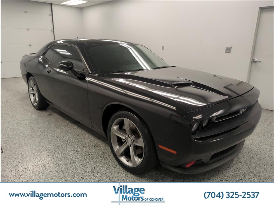 2016 Dodge Challenger SXT's photo