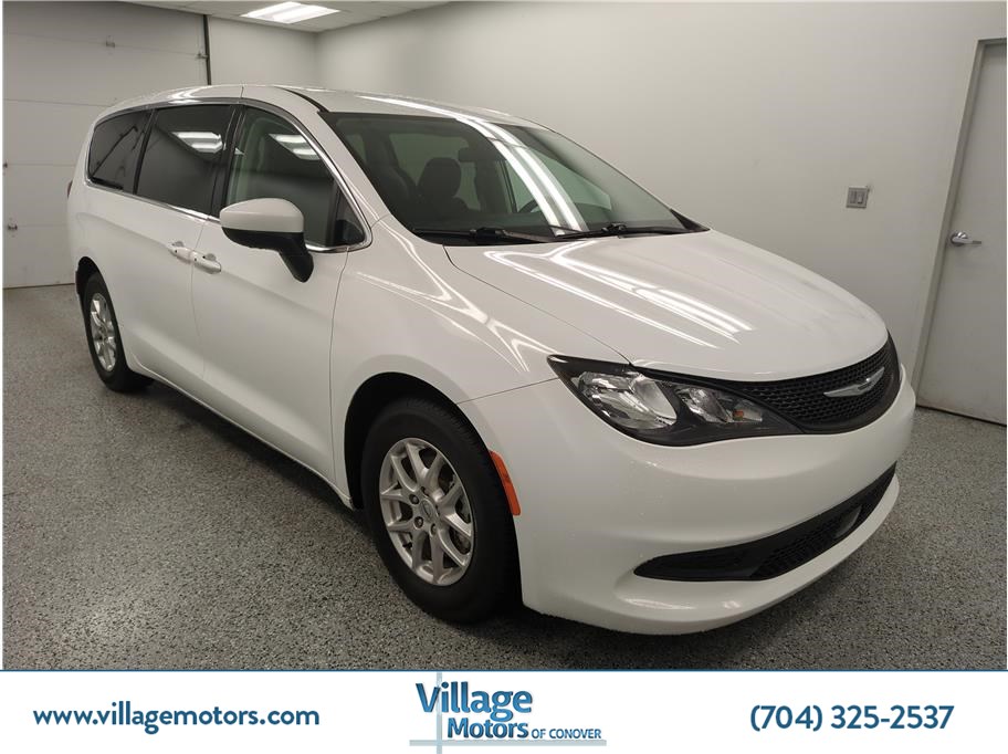 2022 Chrysler Voyager LX's photo