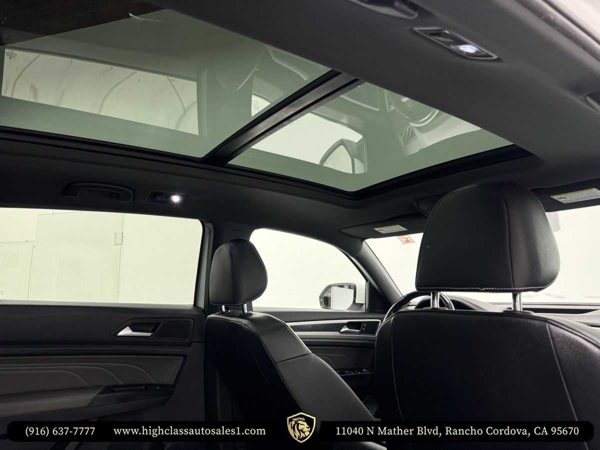 2021 Volkswagen Atlas Cross Sport V6 SEL R-Line photo 22