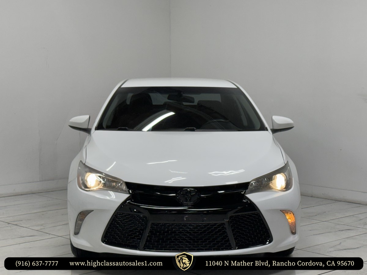 2016 Toyota Camry SE photo 3