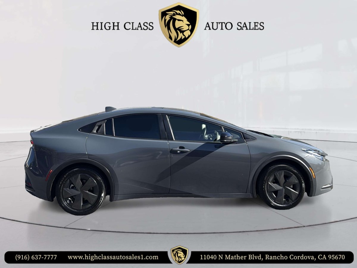 2023 Toyota Prius LE photo 4