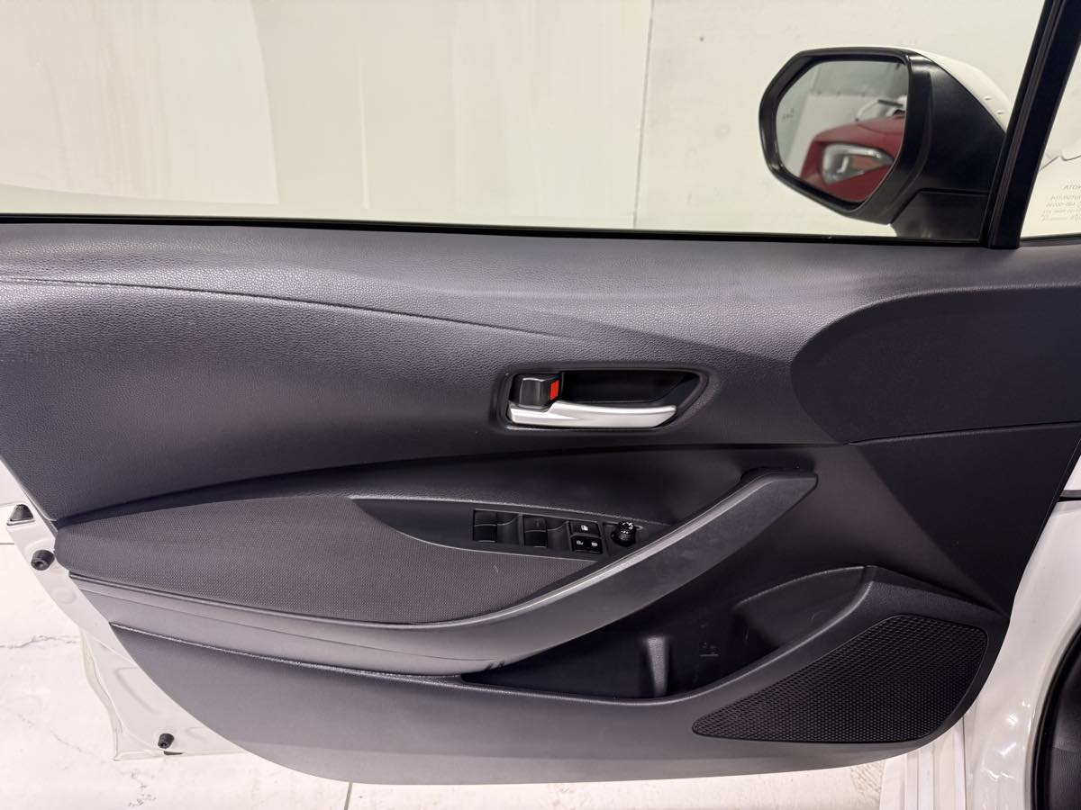 2021 Toyota Corolla Hybrid LE photo 9