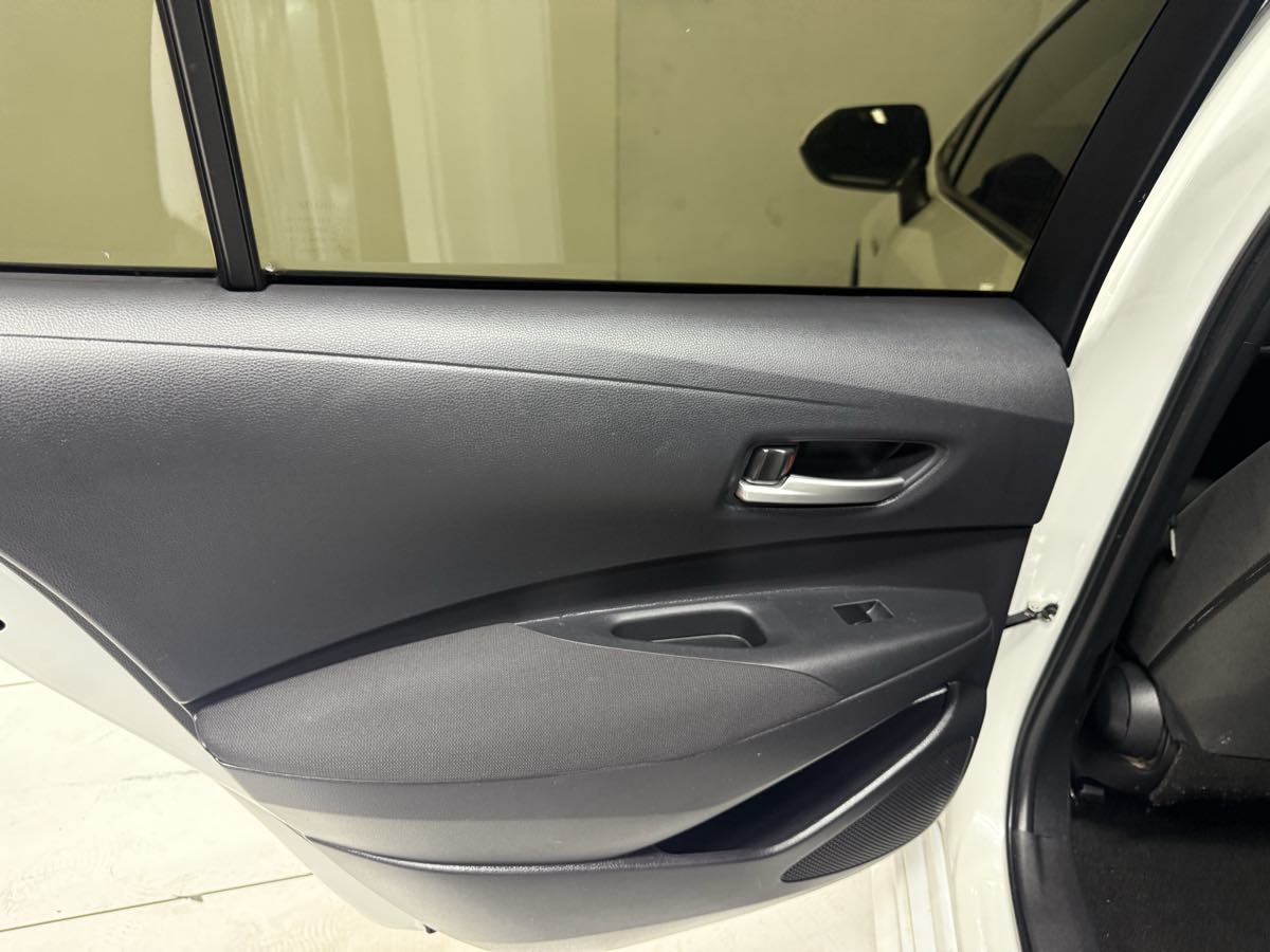 2021 Toyota Corolla Hybrid LE photo 14