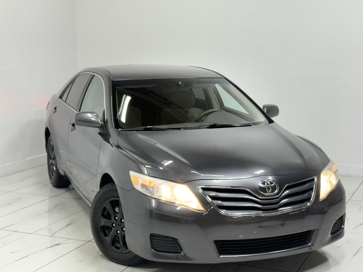 2011 Toyota Camry LE photo 2
