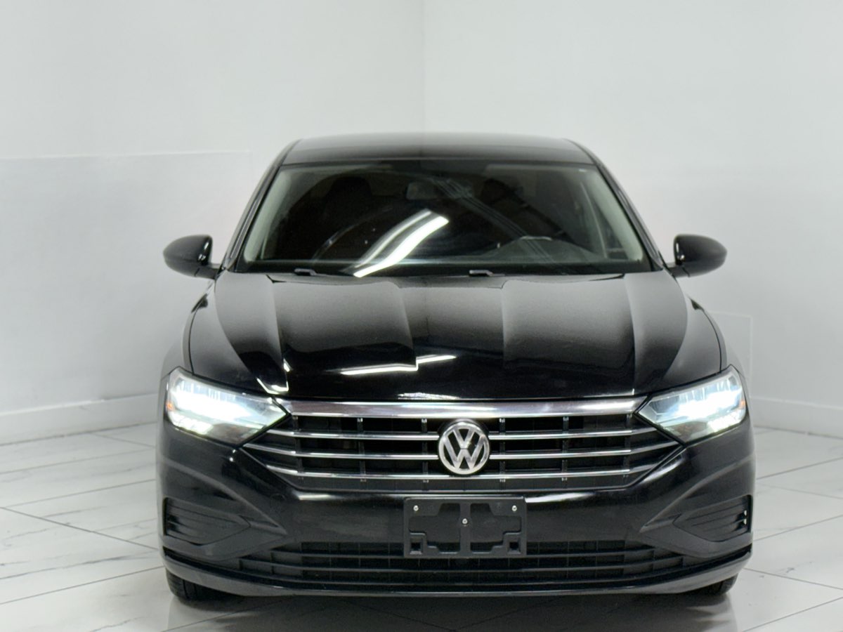 2019 Volkswagen Jetta SE R-Line photo 2