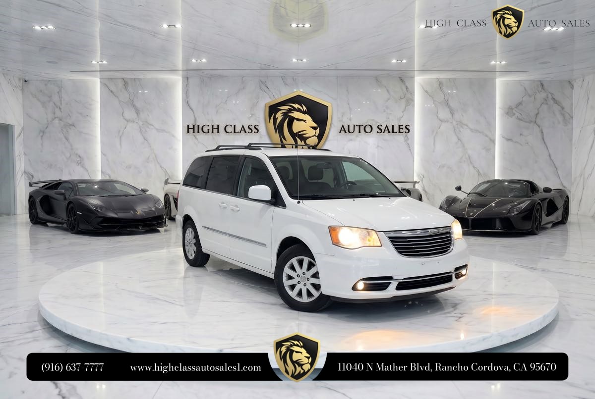 2016 Chrysler Town & Country Touring's photo