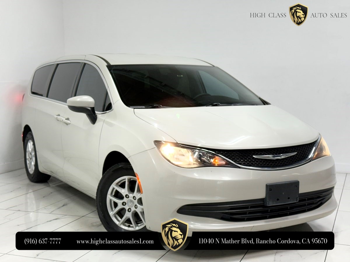 2017 Chrysler Pacifica Touring's photo
