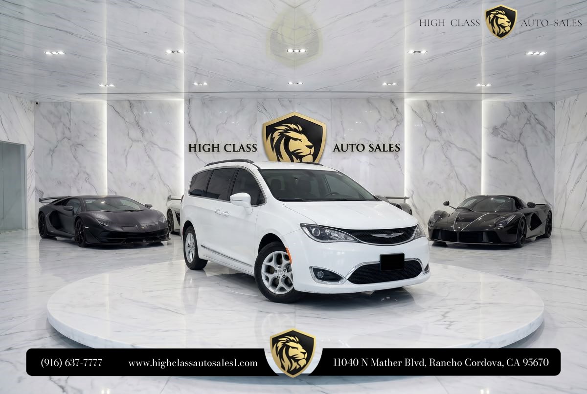2017 Chrysler Pacifica Touring-L's photo