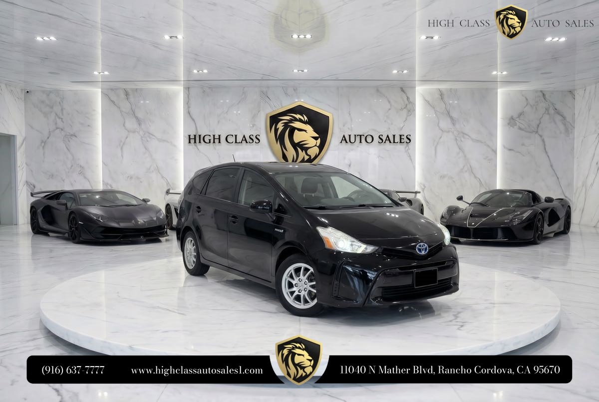 2015 Toyota Prius v Five's photo