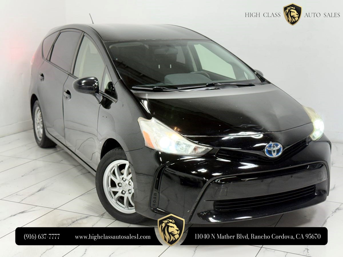 2015 Toyota Prius v Five's photo