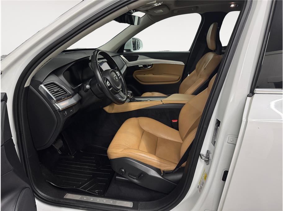 2016 Volvo XC90 Momentum photo 9