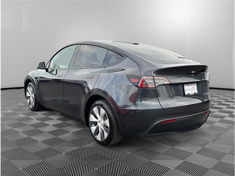 2024 Tesla Model Y Long Range photo 3