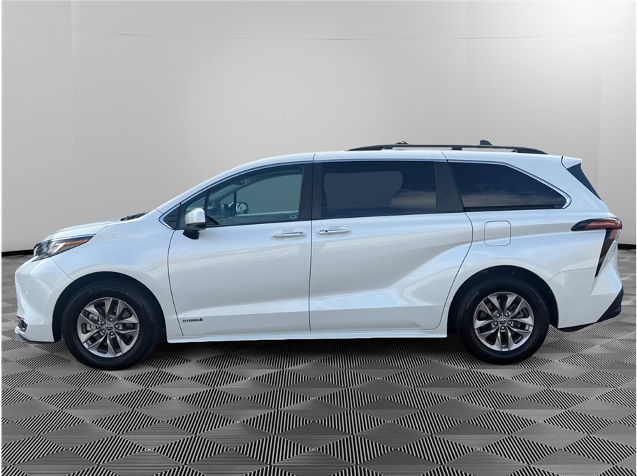2021 Toyota Sienna XLE photo 2