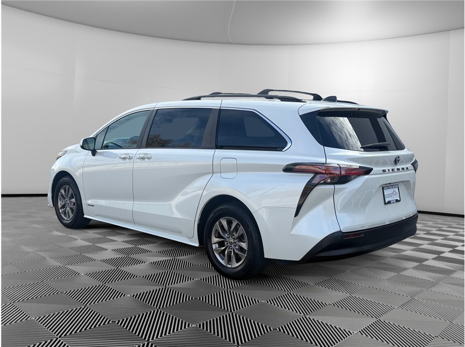 2021 Toyota Sienna XLE photo 3