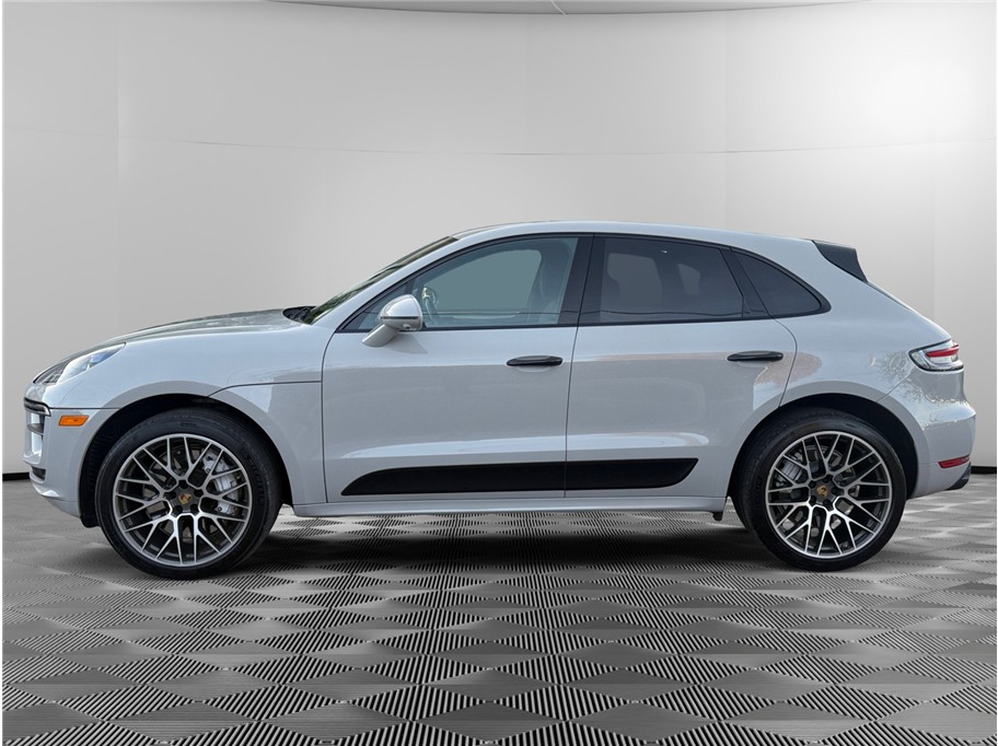 2021 Porsche Macan Turbo photo 2