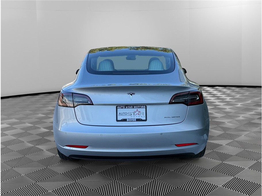 Tesla Model 3 photo 4