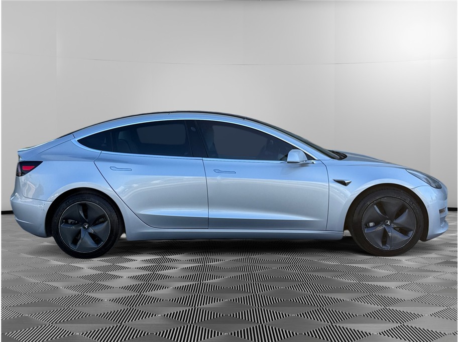 Tesla Model 3 photo 6