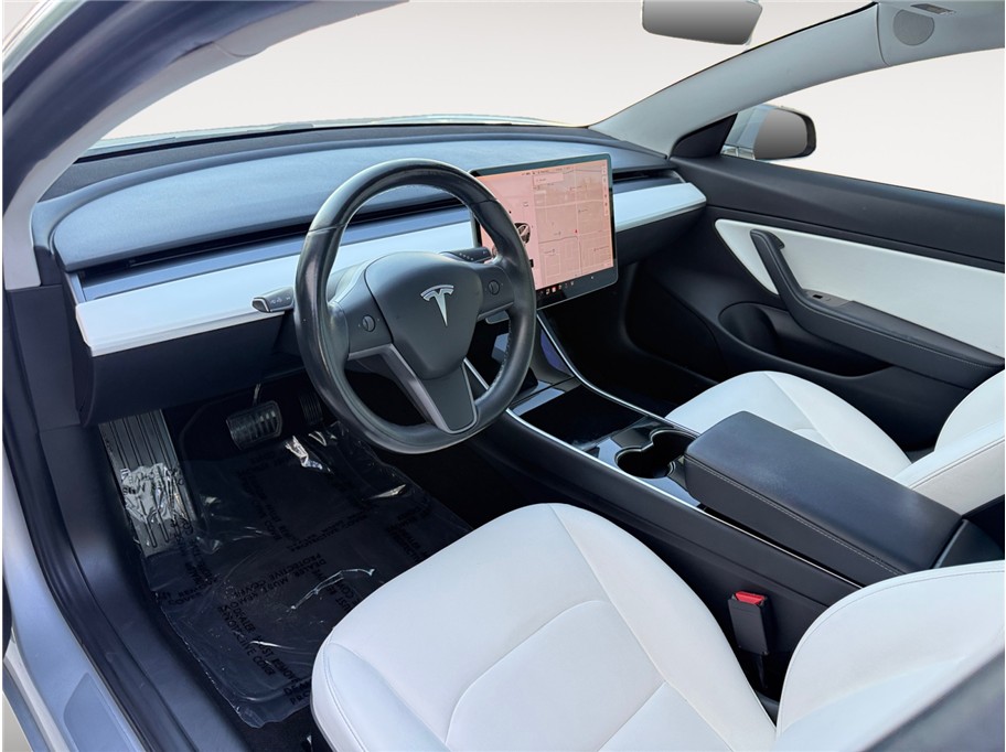 Tesla Model 3 photo 10