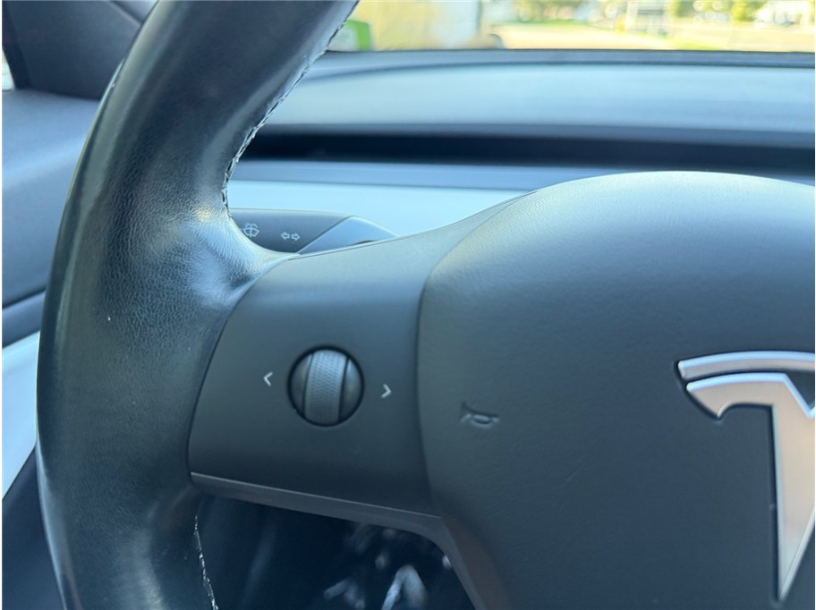 Tesla Model 3 photo 28