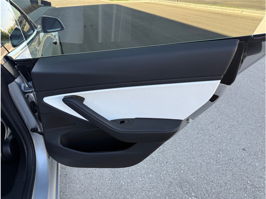 Tesla Model 3 photo 35