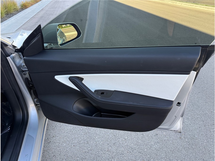 Tesla Model 3 photo 36