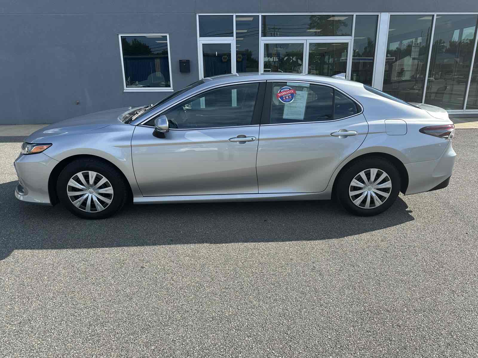 2022 Toyota Camry Hybrid LE photo 2