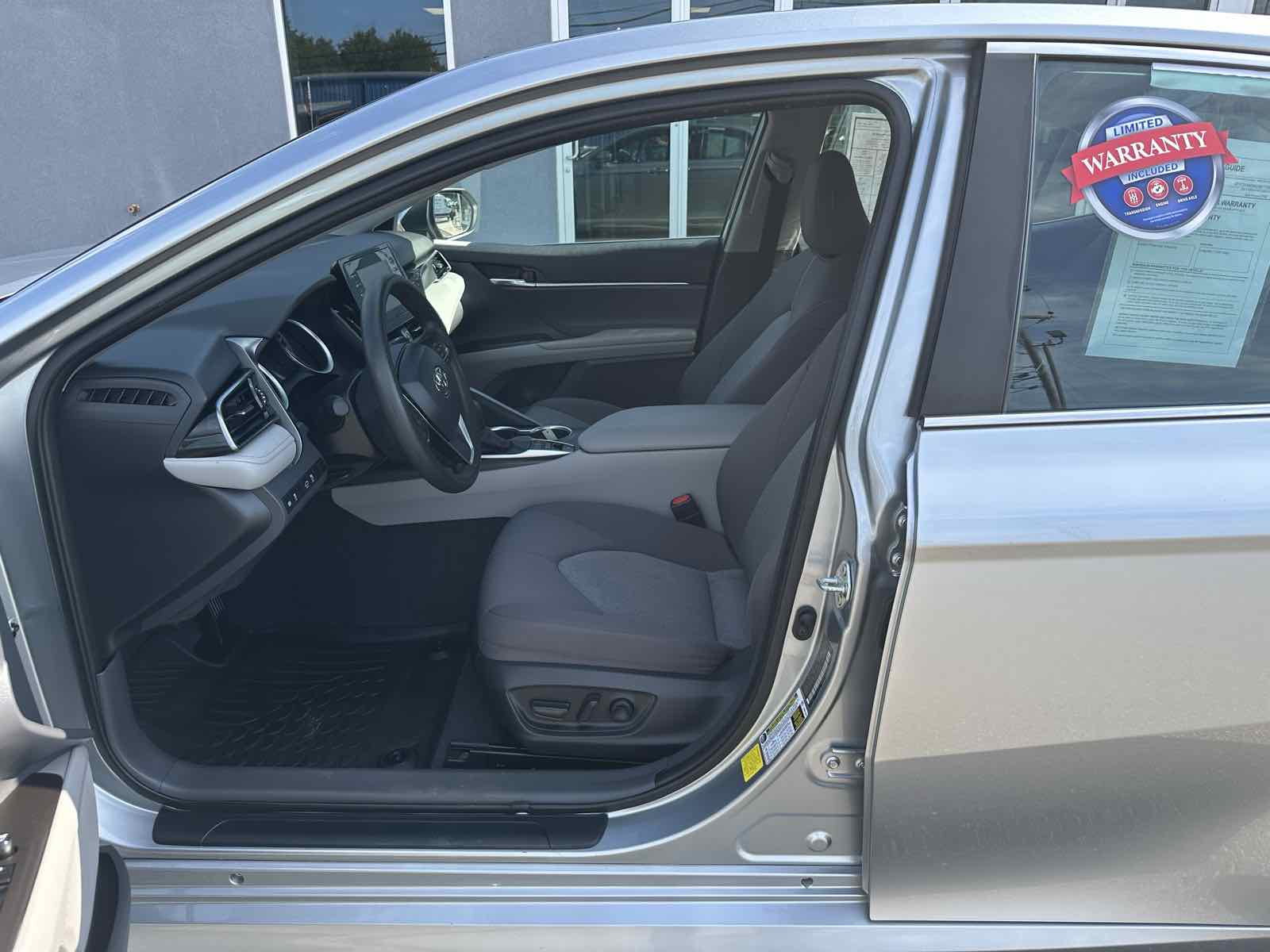 2022 Toyota Camry Hybrid LE photo 8