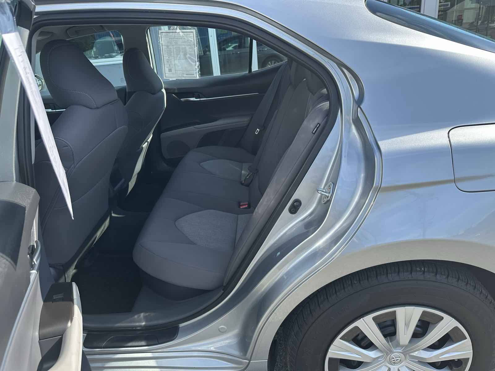 2022 Toyota Camry Hybrid LE photo 9