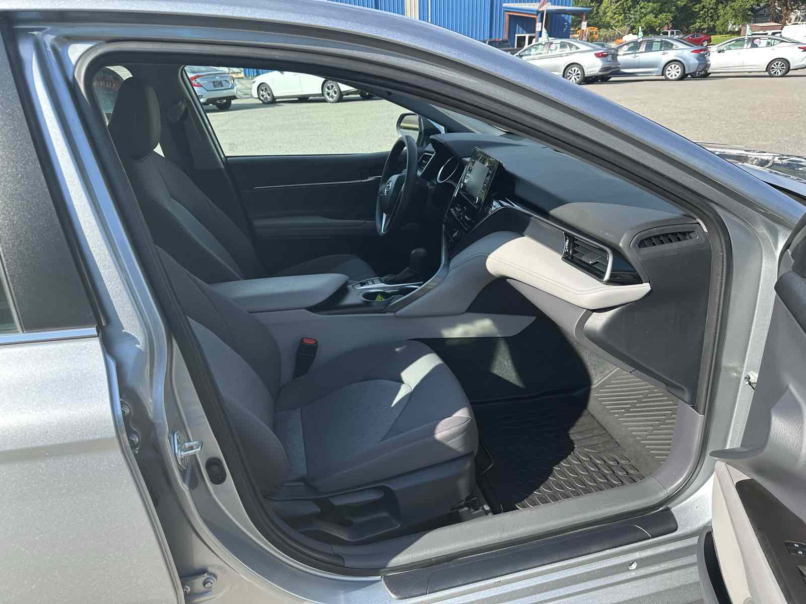 2022 Toyota Camry Hybrid LE photo 11