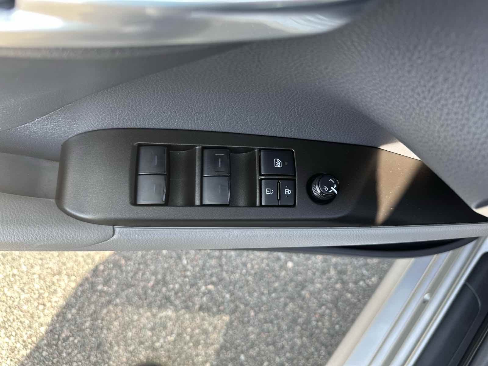 2022 Toyota Camry Hybrid LE photo 12