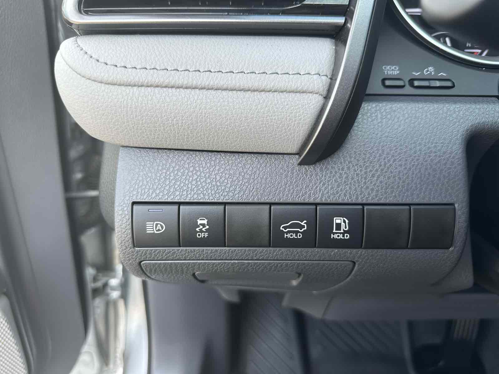 2022 Toyota Camry Hybrid LE photo 13