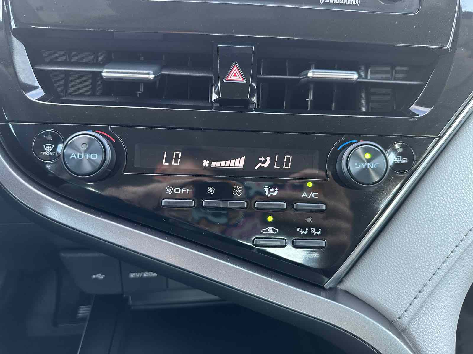 2022 Toyota Camry Hybrid LE photo 19